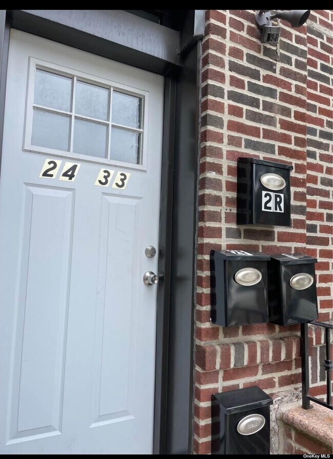 Foto del edificio - 24-33-33 Crescent St