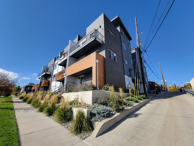Building Photo - 2851 W 21st Ave