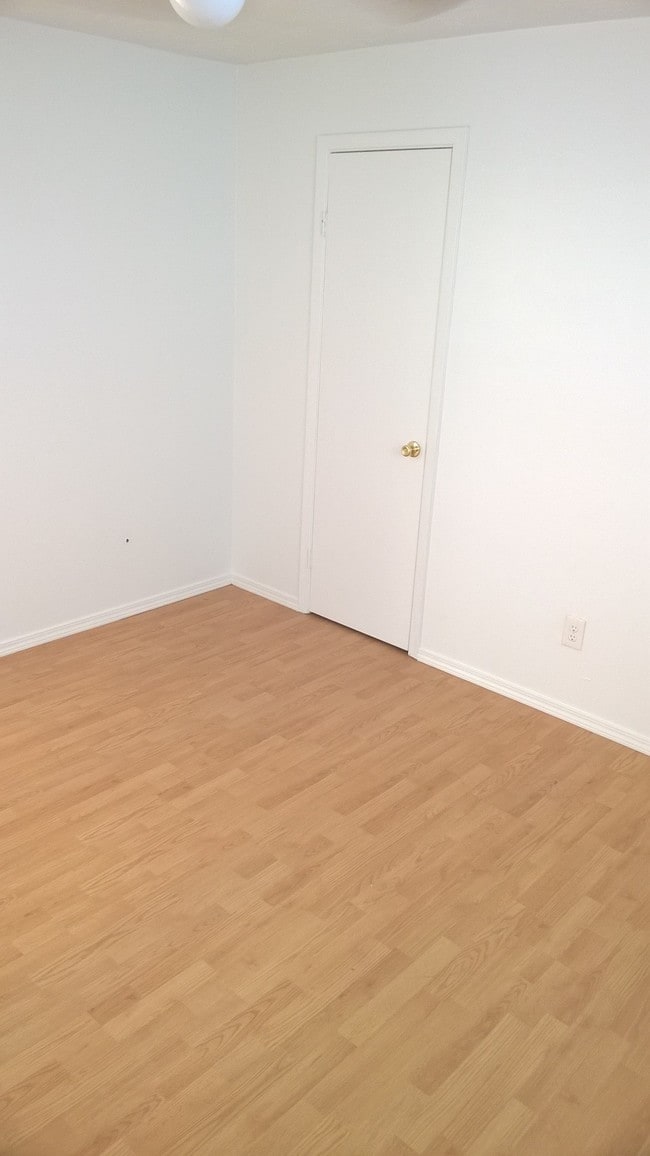 Building Photo - 1034 W Village Ct