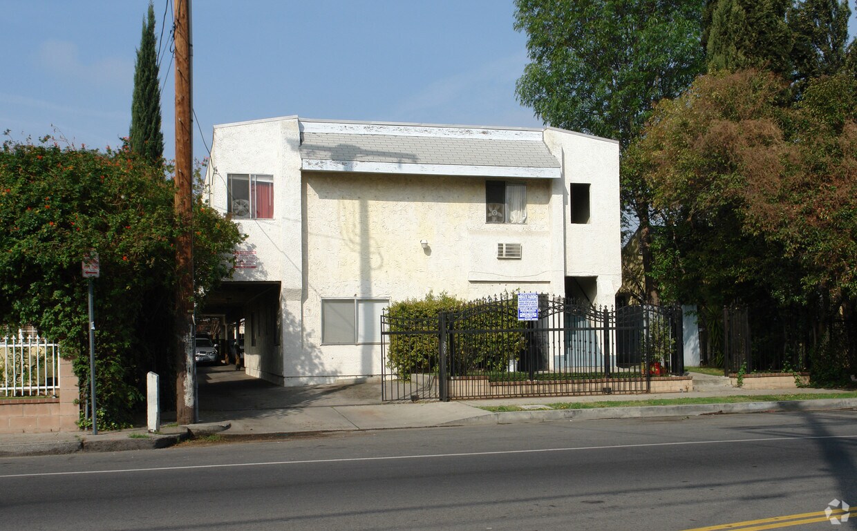 Foto principal - 6631 Hazeltine Ave