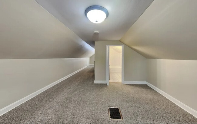 Building Photo - 5219 N Newcastle Ave