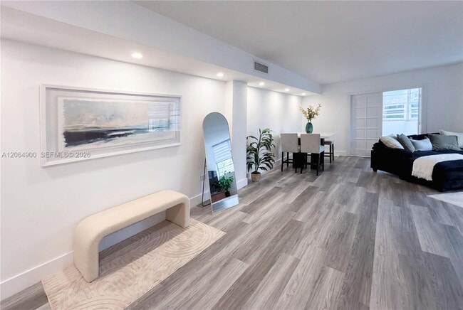 Building Photo - 801 Brickell Bay Dr