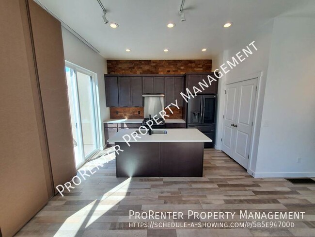 Building Photo - Spacious 4 Bed, 3.5 Bath Layton Townhome