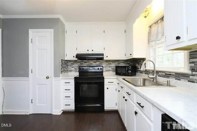 Foto del edificio - 4 Bedroom 3 Bath Home Available in August!