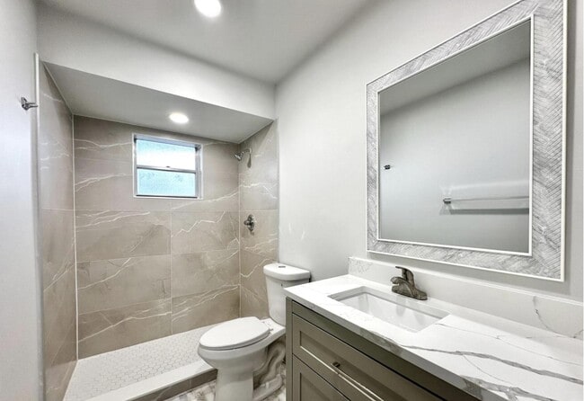Building Photo - 6 Greenway Village N
