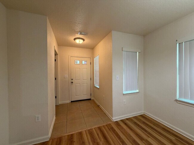 Building Photo - Great End Unit Town home waiting for you.