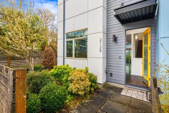 Building Photo - Great City Location - Corner 3 Bedroom Tow...