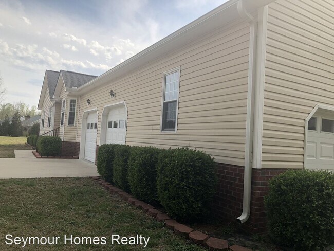 Building Photo - 3 br, 2 bath House - 200 Mt. Airy Road
