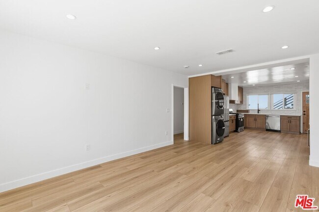 Foto del edificio - 11671 Chandler Blvd