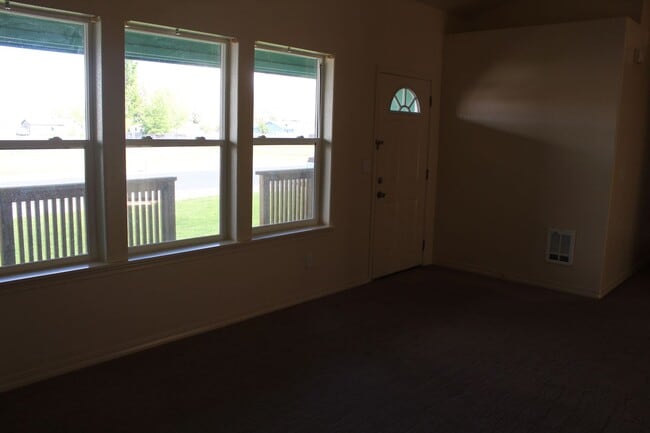 Building Photo - 304 N Willow St