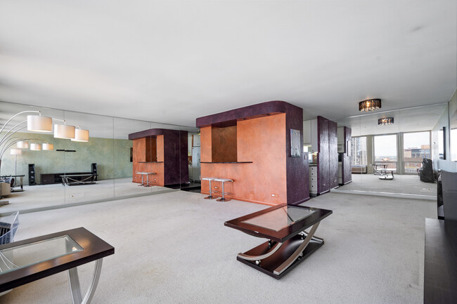 Building Photo - 111 E Chestnut St