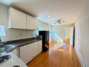 Building Photo - 2 School St