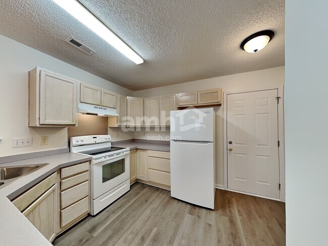 Building Photo - 121 Southcliff Dr
