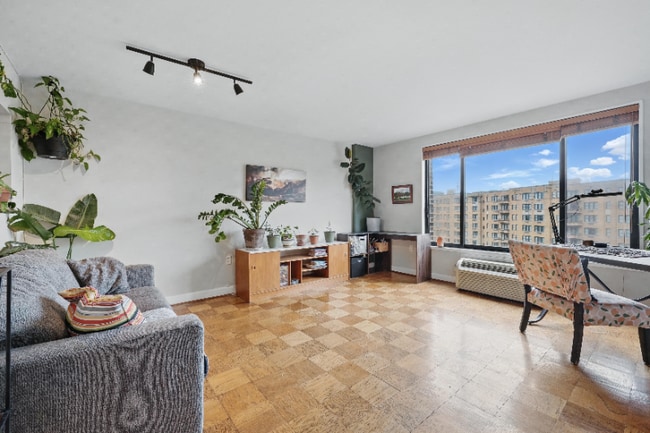 Foto del edificio - 2501 Calvert St NW