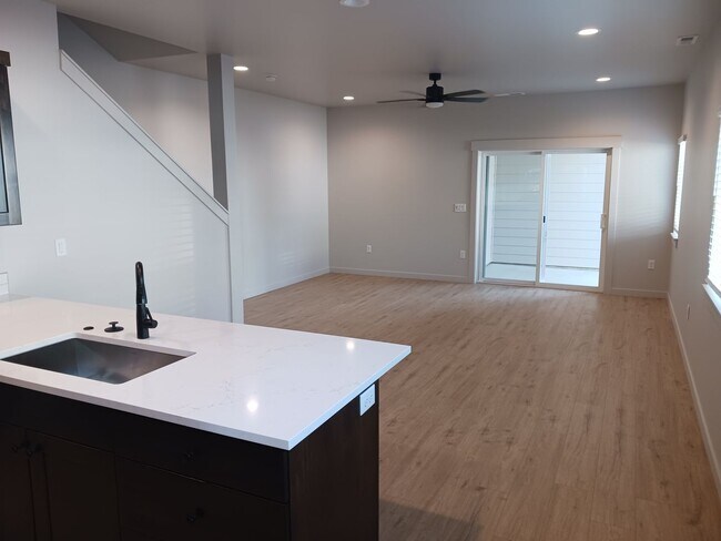 Foto del edificio - Brand New 3 Bedroom Townhouse