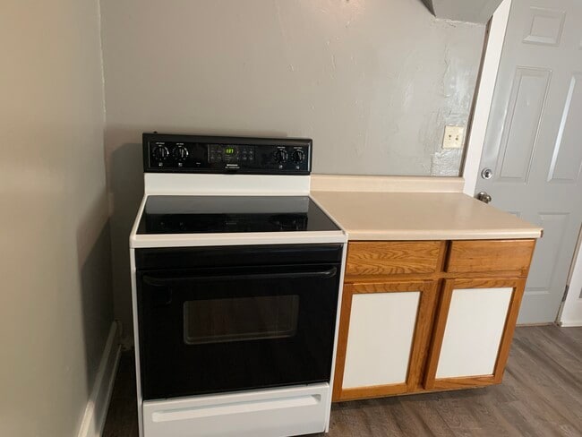 kitchen stove provided - 1201 Steele St