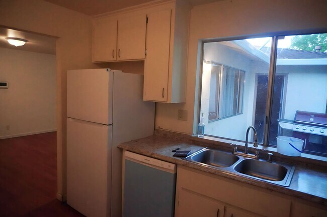 Foto del edificio - Spacious 3 Bedroom, 1 Bathroom House With ...