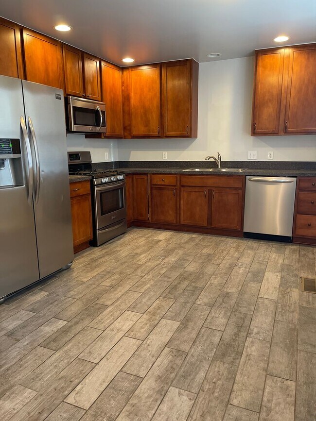 Foto del edificio - Introducing a stunning three-bedroom, two and a half bathroom home for rent in Columbus, OH!