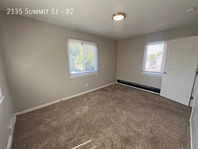 Building Photo - Large 2 bed Near OSU campus AVAILABLE NOW