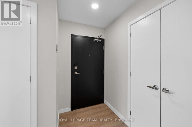 Building Photo - 370 Athlone Ave