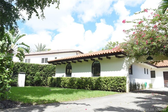 Building Photo - 815 Valencia Ave