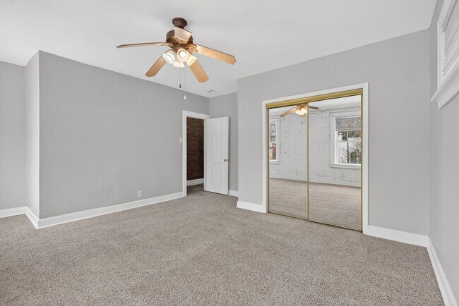 Foto del edificio - Spacious 3-Bed, 2-Bath Home with Private Deck & Garage