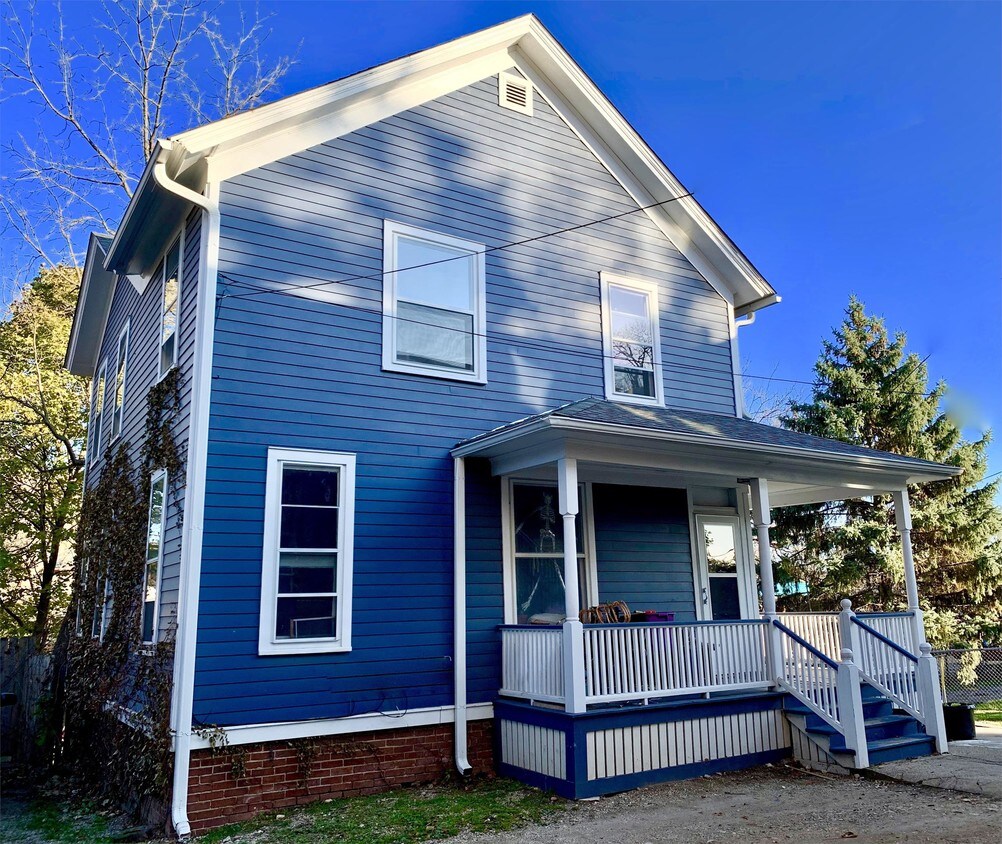 265 Douglas Ave Unit 2, Coach House 2nd F, Elgin, IL 60120 Room for