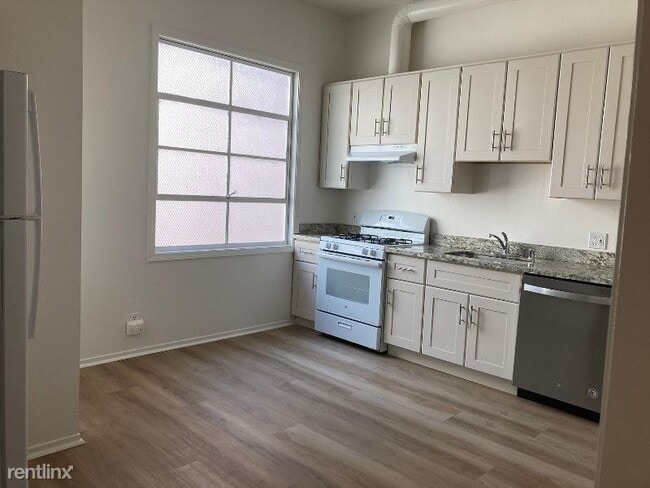 Building Photo - 2 br, 1 bath Townhome - 2533 E 82nd St