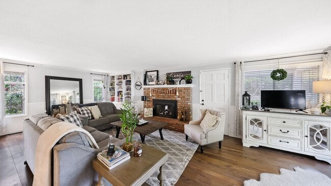 Building Photo - 4 Bed 2.5 Bath - RV Parking - Dog Friendly...