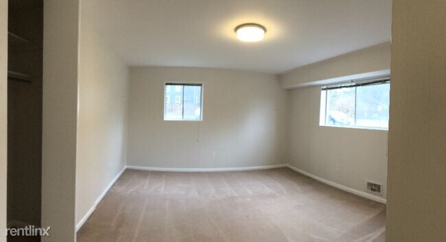 Building Photo - 10630 Kenilworth Ave