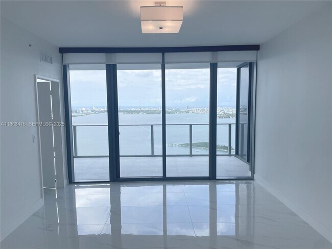 Foto del edificio - 700 NE 24th St