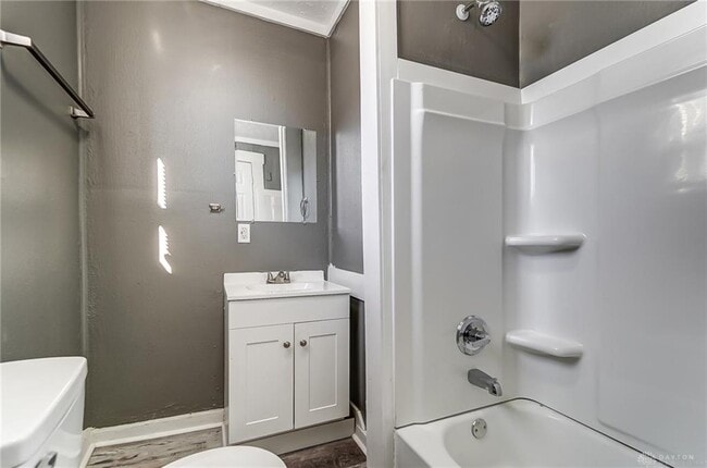 Building Photo - 810 Innisfallen Ave