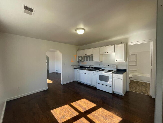 Building Photo - 4635 Towle Ave