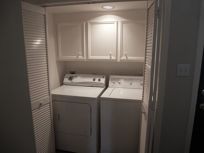 Washer & Dryer - 4811 Austin St