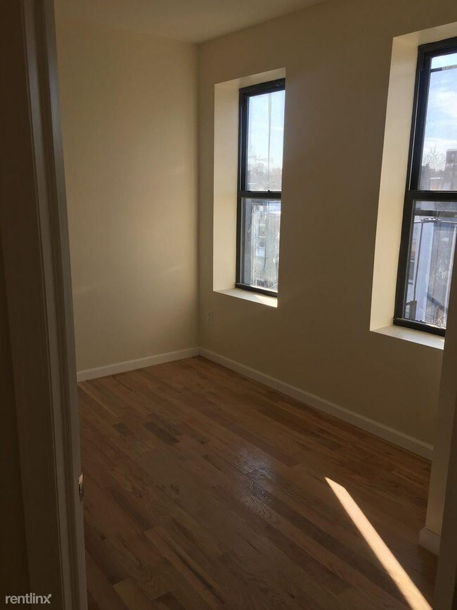 Building Photo - 3 br, 1.5 bath  - 624 Crescent St