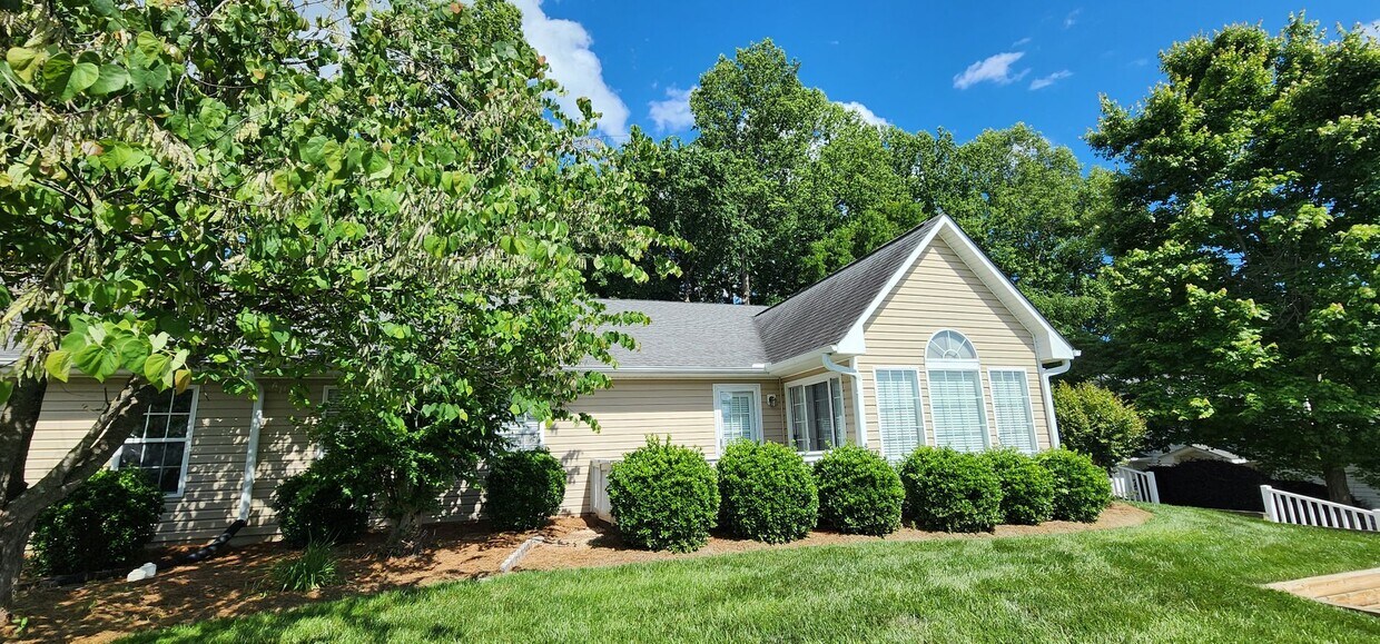 3980 Westridge Meadow Cir, Clemmons, NC 27012 Condo for Rent in