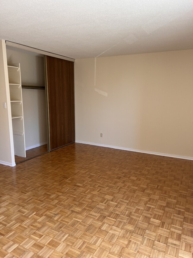 Photo du bâtiment - 800 Riddell Ave N
