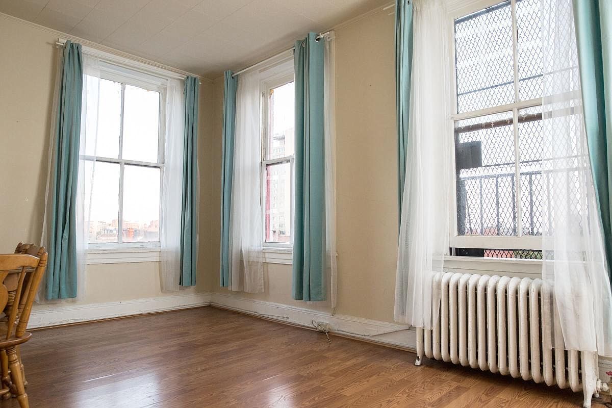Living room - 1203 Saint Paul St