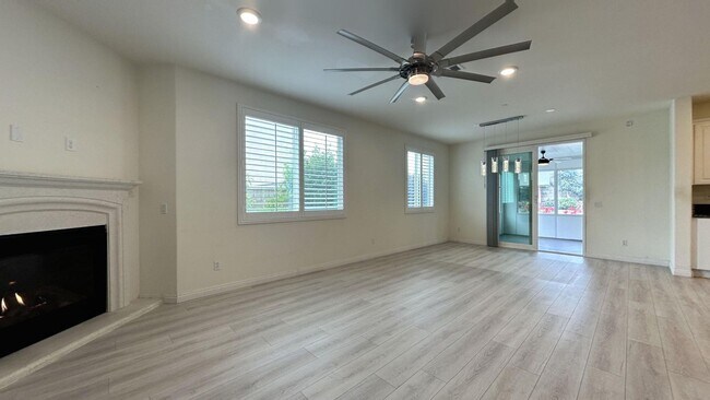 Foto del edificio - PRICE REDUCTION! Beautiful 4 Bedroom 3 Bat...