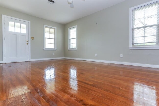 Foto del edificio - 401 E 7th St