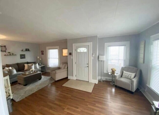 Sala de estar (sin amueblar) - 541 Tompkins St