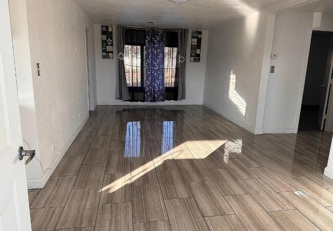 Foto del edificio - 1313 E Douglas St