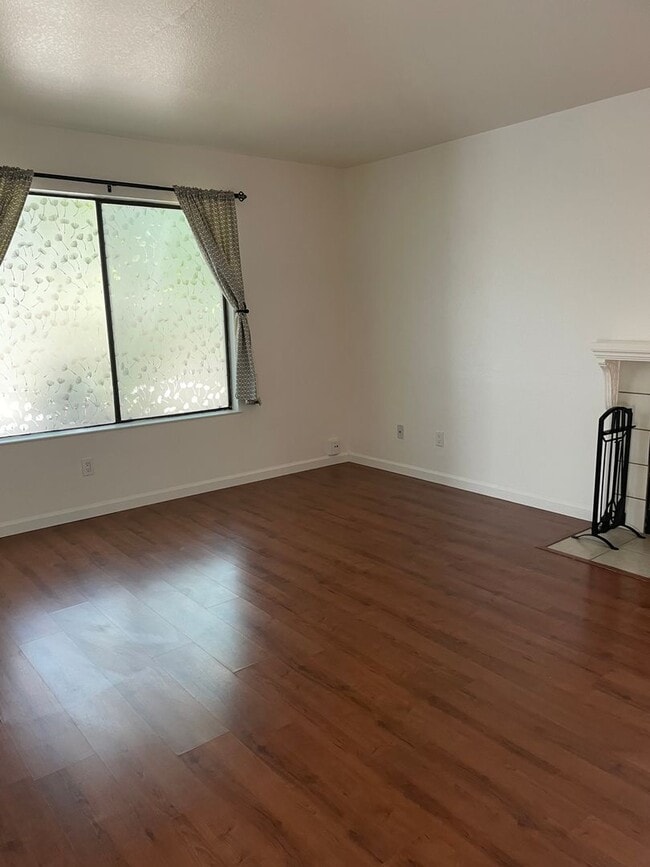 Building Photo - 3 bedroom 2.5 bath townhome Available now!