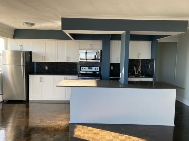 Building Photo - Waterfront 2 Bedroom Beautifully Renovated Unit