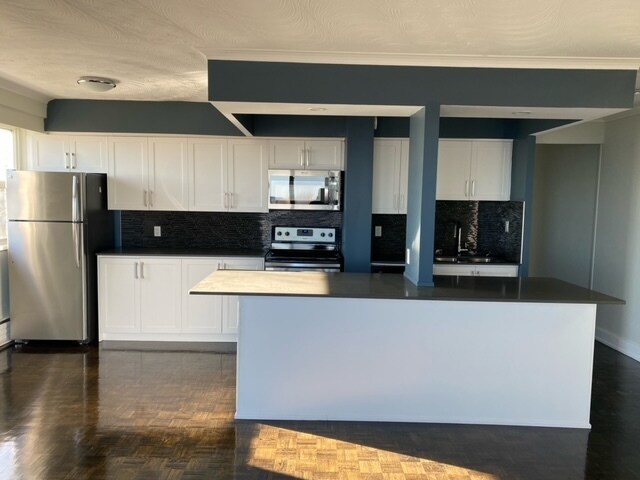 Photo du bâtiment - Waterfront 2 Bedroom Beautifully Renovated Unit