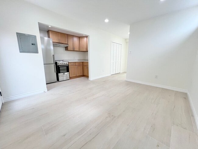 Building Photo - Fully Renovated Belmont Heights Studio Apa...