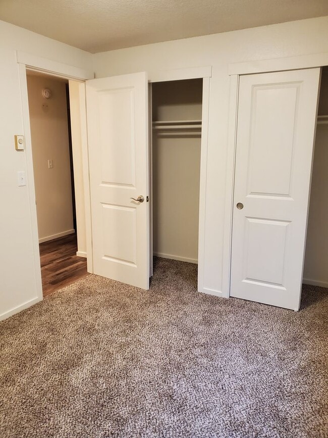 Building Photo - Single family ranch duplex. 3 bedrooms & 1...