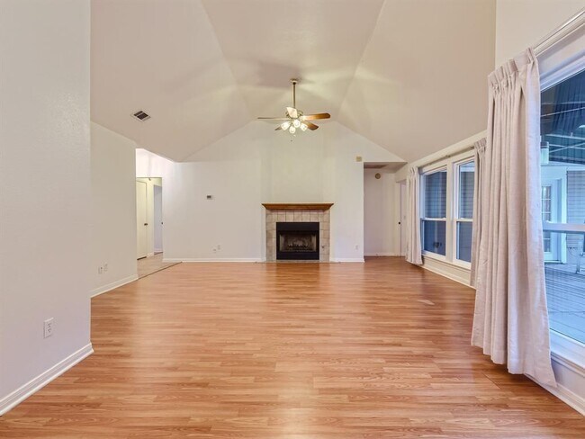 Building Photo - 403 Oakcrest Dr