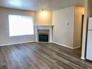 Building Photo - 14611-14611 SE Lone Pine Dr