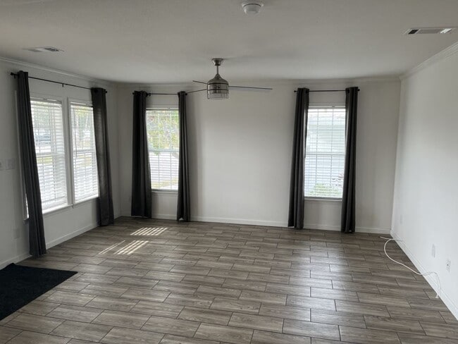 Building Photo - 300 Peck St